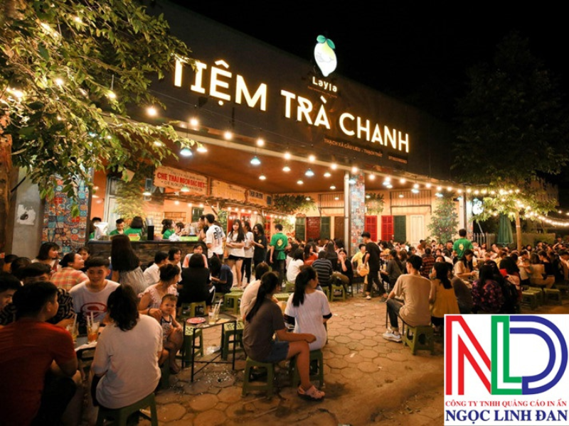 Quán ăn vỉa hè có cần đầu tư bảng hiệu đắt tiền không? Bí quyết chọn bảng hiệu đẹp mà tiết kiệm