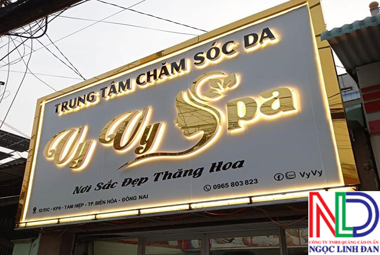 Spa và salon tóc nên chọn bảng hiệu chữ nổi inox vàng bóng hay bảng hiệu đèn led hiện đại?