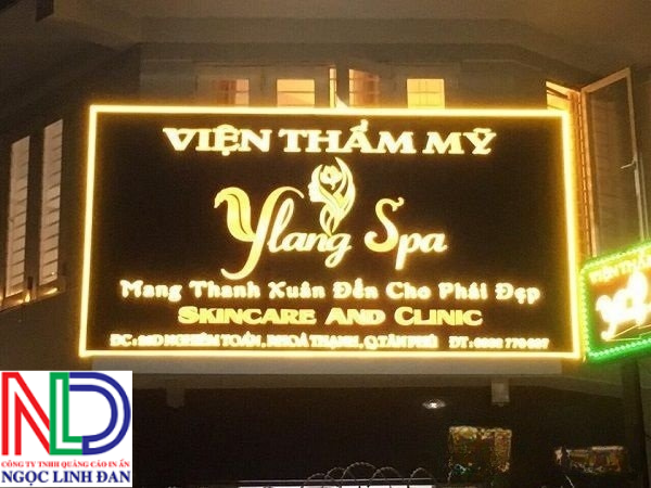 Spa và salon tóc nên chọn bảng hiệu chữ nổi inox vàng bóng hay bảng hiệu đèn led hiện đại?