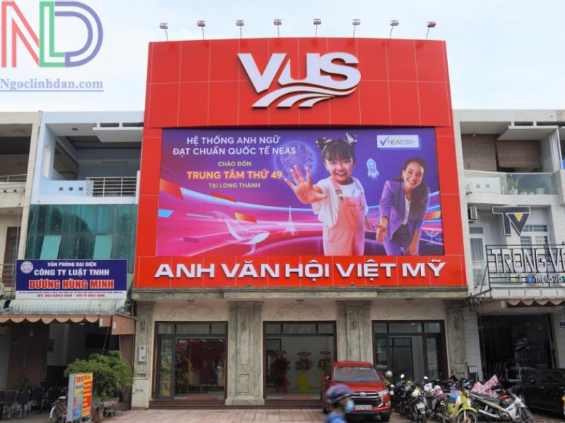 Trung tâm Anh ngữ nên chọn bảng hiệu đèn led hay chữ nổi mica để thu hút học viên?