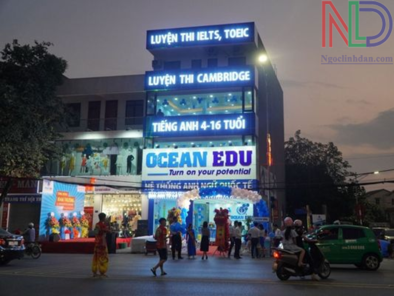 Trung tâm Anh ngữ nên chọn bảng hiệu đèn led hay chữ nổi mica để thu hút học viên?