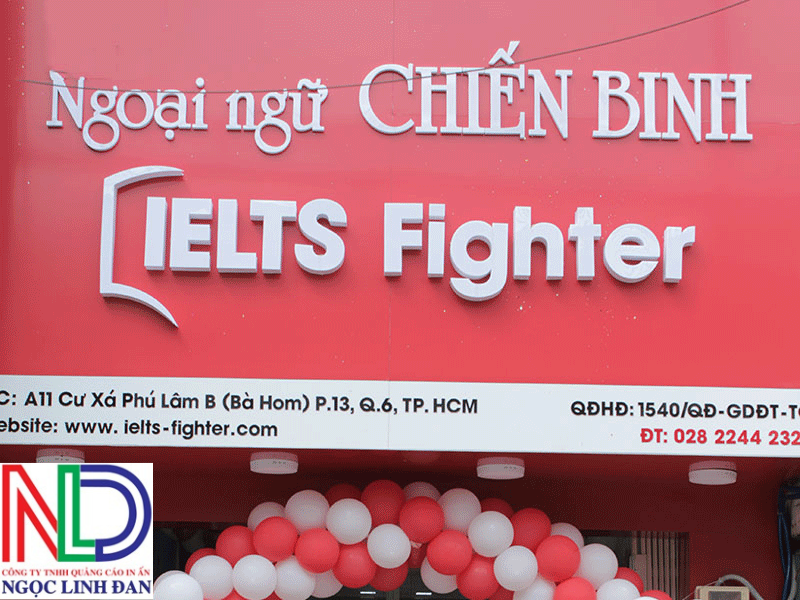 Trung tâm Anh ngữ nên chọn bảng hiệu đèn led hay chữ nổi mica để thu hút học viên?